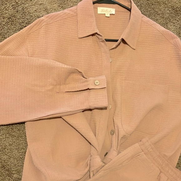 LISTICLE.  TWO PIECE SHORT SET. L/S BLOUSE AND SHORTS. SIZE MEDIUM. SALMON COLOR - Picture 6 of 11